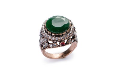 Beyaz arka plan üzerinde izole altın mücevher yüzük