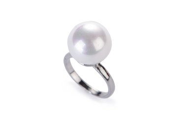 Beyaz arka plan üzerinde izole altın mücevher yüzük