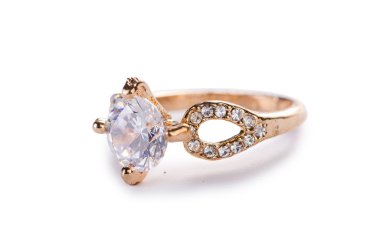 Altın yüzük beyaz arkaplanda izole edildi