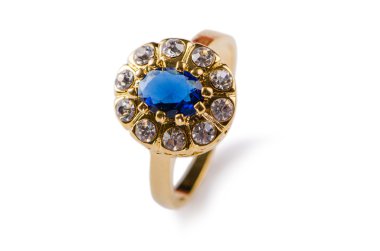 Altın yüzük beyaz arkaplanda izole edildi