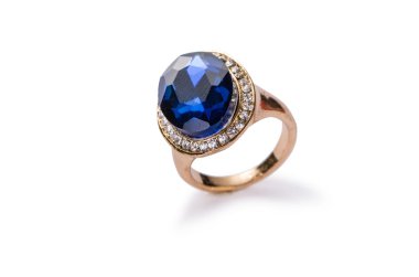 Altın yüzük beyaz arkaplanda izole edildi