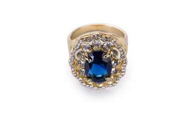 Altın yüzük beyaz arkaplanda izole edildi