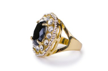 Altın yüzük beyaz arkaplanda izole edildi