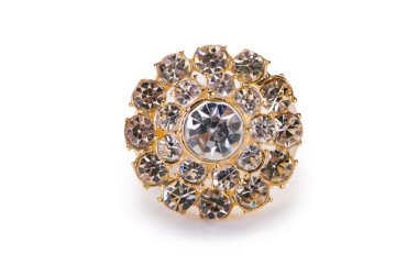 Altın yüzük beyaz arkaplanda izole edildi