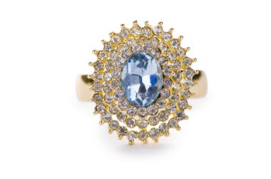 Altın yüzük beyaz arkaplanda izole edildi