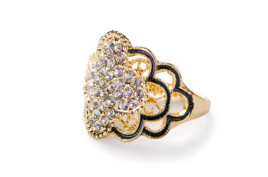 Altın yüzük beyaz arkaplanda izole edildi