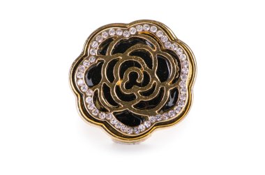 Altın yüzük beyaz arkaplanda izole edildi