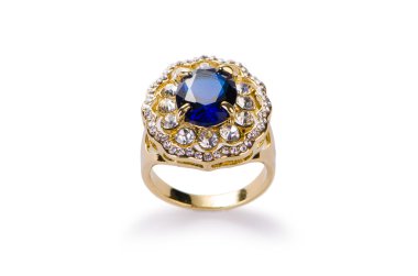 Altın yüzük beyaz arkaplanda izole edildi