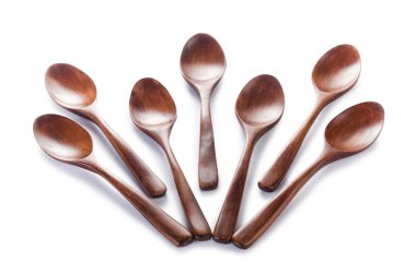 Birçok tahta kaşıklar üzerinde beyaz izole