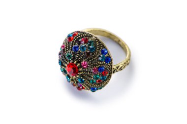 Mücevher yüzüğü beyazda izole edilmiş.