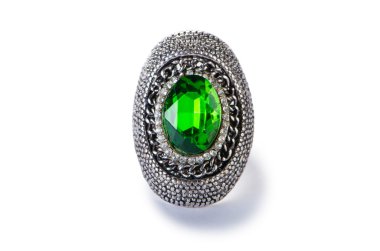 Mücevher yüzüğü beyazda izole edilmiş.