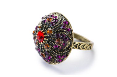 Mücevher yüzüğü beyazda izole edilmiş.