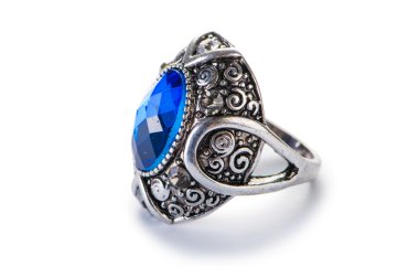 Mücevher yüzüğü beyazda izole edilmiş.