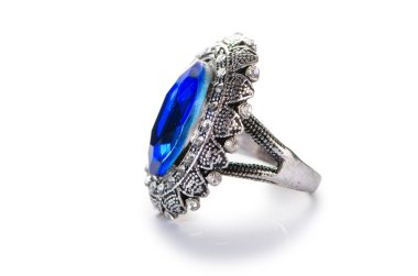 Mücevher yüzüğü beyazda izole edilmiş.