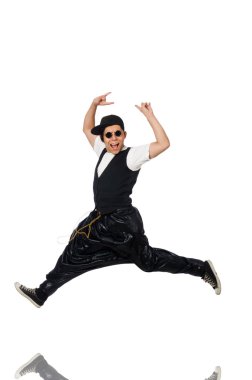 Beyazlar içinde dans eden komik genç adam