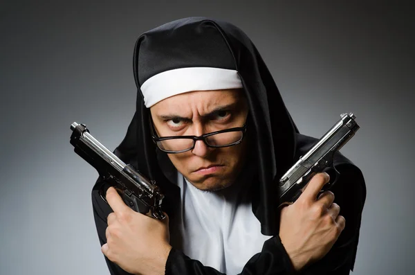 Bărbat îmbrăcat în călugăriță cu pistol — Fotografie, imagine de stoc