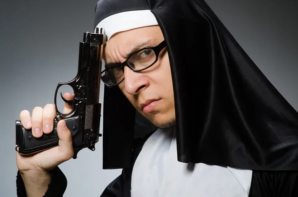 Muž, oblečený jako jeptiška s pistole — Stock fotografie