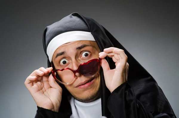 Man bär nunnekläder i roligt koncept — Stockfoto