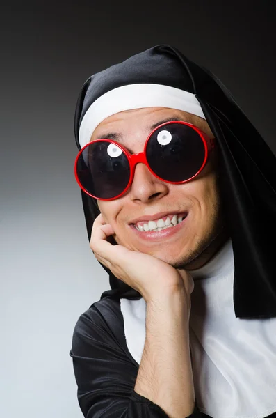 Homem vestindo roupas de freira em conceito engraçado — Fotografia de Stock