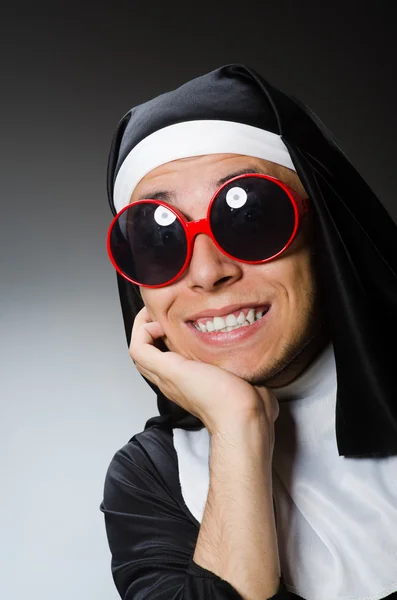 Homme portant des vêtements de nonne dans le concept drôle — Photo