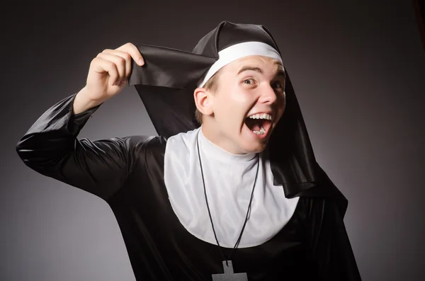 Rahibe kıyafeti giyen komik bir adam. — Stok fotoğraf