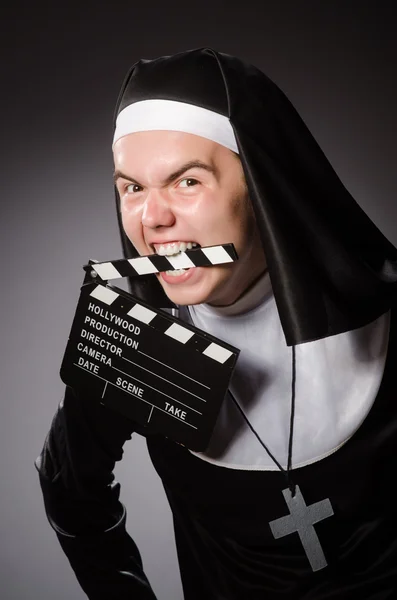 Hombre divertido vistiendo ropa de monja — Foto de Stock