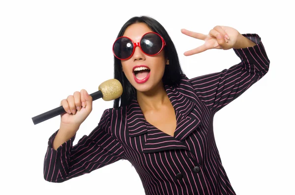 Vrouw zingt in karaoke club geïsoleerd op whie — Stockfoto