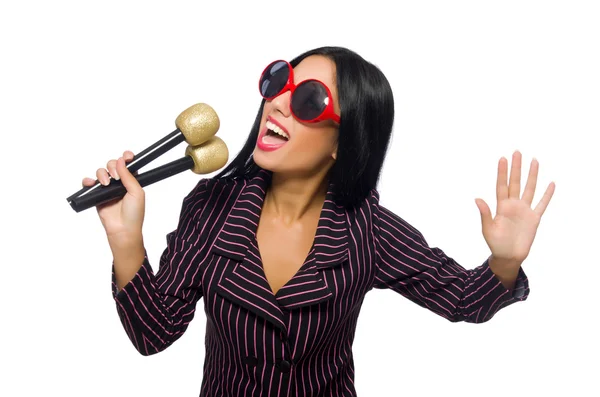 Vrouw zingt in karaoke club geïsoleerd op whie — Stockfoto