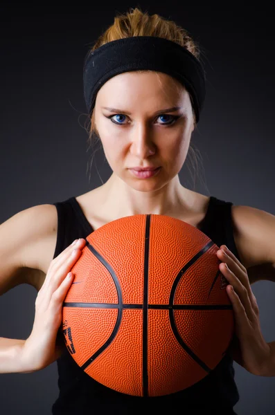 Mulher com basquete no conceito de esporte — Fotografia de Stock