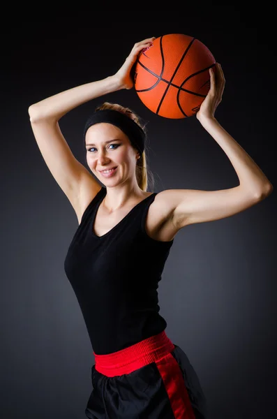 Γυναίκα με μπάσκετ στην έννοια του αθλητισμού — Φωτογραφία Αρχείου