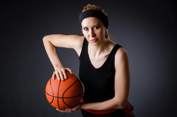 Vrouw met basketbal in sport concept — Stockfoto