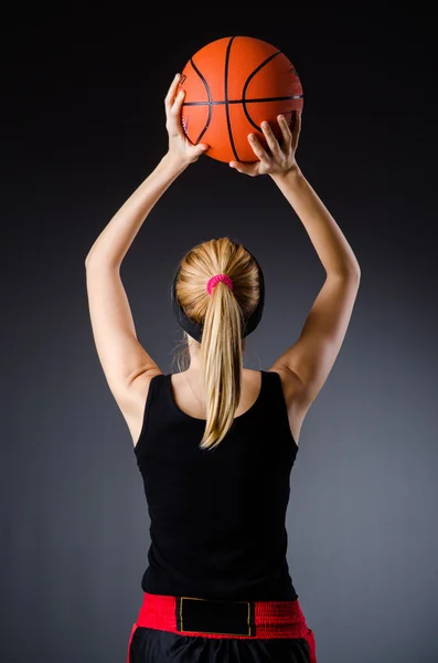 スポーツの概念でバスケットボールを持つ女性 — ストック写真