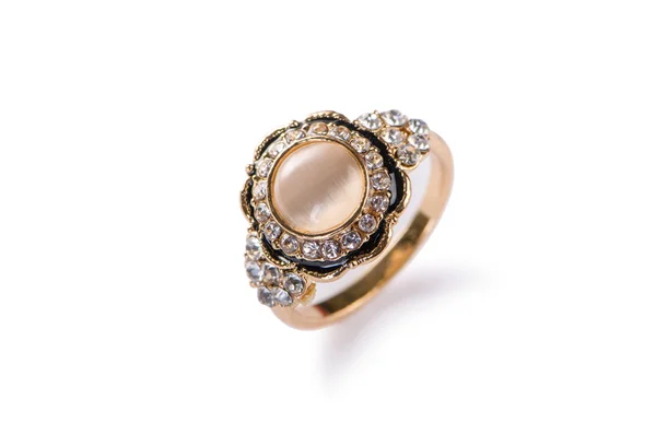Zlatý prsten izolované na bílém pozadí — Stock fotografie