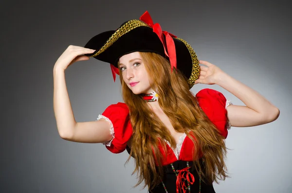 Mujer en traje de pirata - concepto de Halloween — Foto de Stock