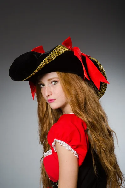 Donna in costume da pirata - concetto di Halloween — Foto Stock