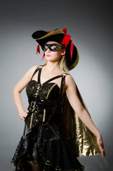 Vrouw in piratenkostuum - Halloween concept — Stockfoto