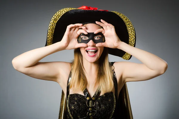 Mulher em traje de pirata - Conceito de Halloween — Fotografia de Stock