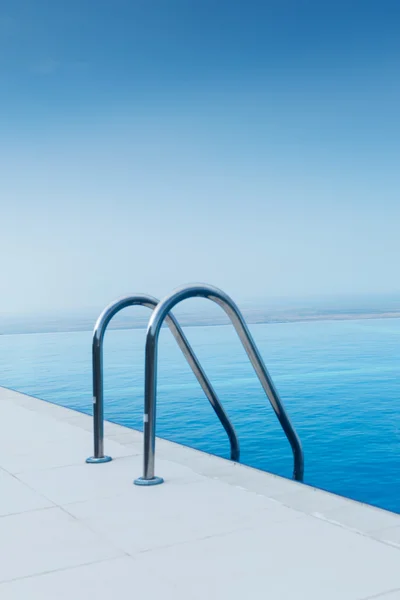 Infinity pool on the bright summer day — Stock Photo, Image