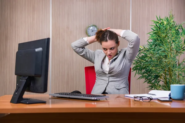 Деловая женщина в состоянии стресса работает в офисе — стоковое фото
