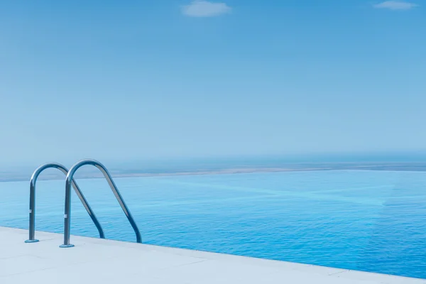 Piscina infinita no dia de verão brilhante — Fotografia de Stock