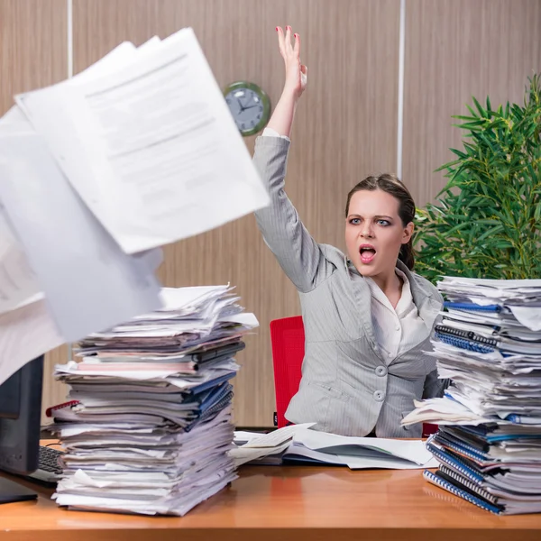 Empresária sob estresse trabalhando no escritório — Fotografia de Stock