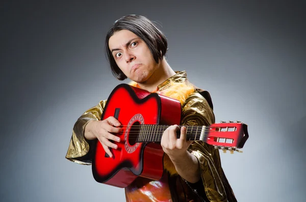 Man met de gitaar in muzikaal concept — Stockfoto