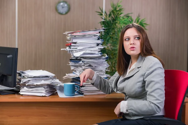 Femme d'affaires sous stress travaillant dans le bureau — Photo