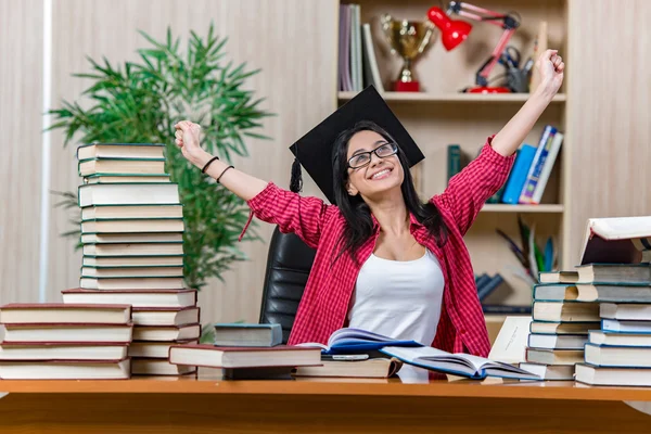 Üniversite sınavlarına hazırlanan genç bir kız öğrenci.