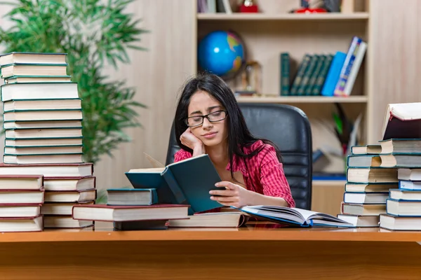 Ung kvinnlig student förbereder sig för collegeprov — Stockfoto