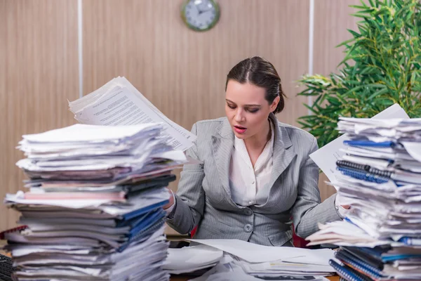 Imprenditrice sotto stress che lavora in ufficio — Foto Stock