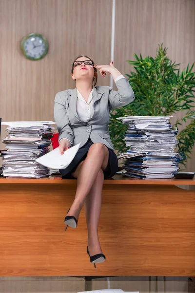 Affärskvinna under stress arbetar på kontoret — Stockfoto
