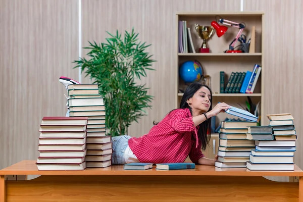 Jonge vrouwelijke student bereidt zich voor op college tentamens — Stockfoto