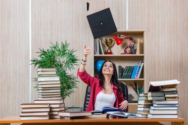 Üniversite sınavlarına hazırlanan genç bir kız öğrenci.