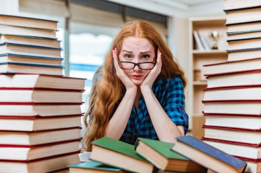 Sınavlara hazırlanan genç kız öğrenci.